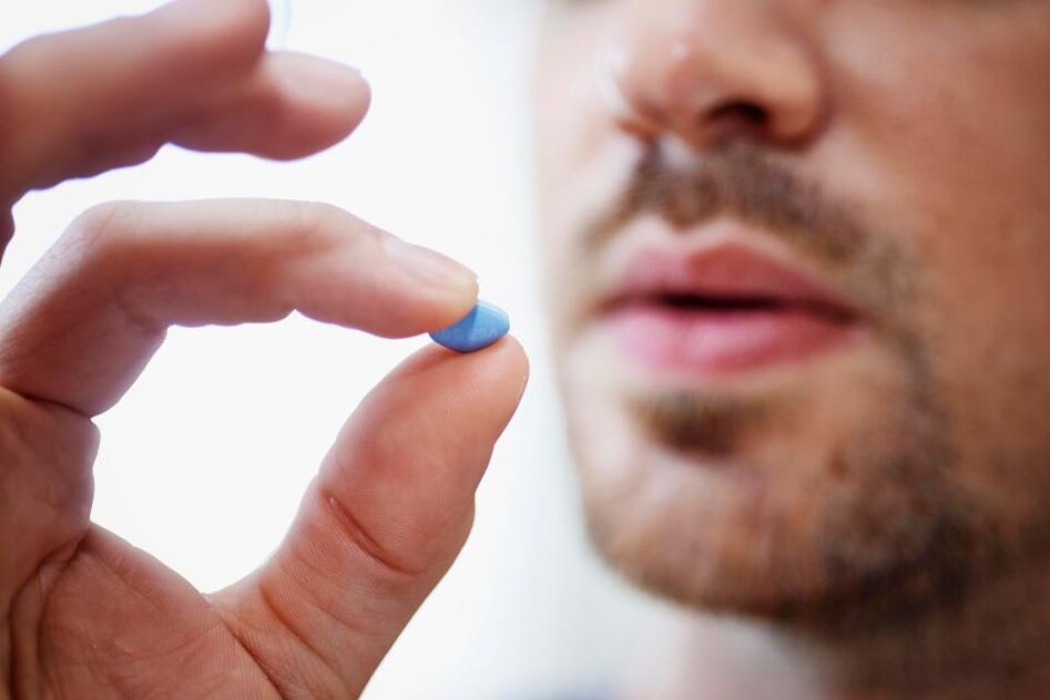 Ein Mann nimmt eine Pille, um die Potenz anzuregen